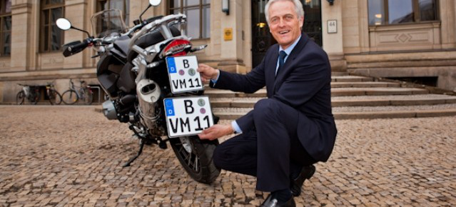Auch für Oldtimer! Bundesrat beschließt kleinere Motorradkennzeichen: Neue Regelung gilt auch für Saisonkennzeichen und Oldtimer.