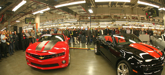 Erstes 2011 Chevrolet Camaro Cabriolet läuft vom Band! : Rick Hendrick und Dale Earnhardt Jr. feiern im US-Car Montagewerk in Oshawa
