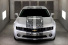 Künstler verschönert Chevrolet Camaro mit Edding Kunstwerk : Rallye Streifen auf einem US Car mal anders