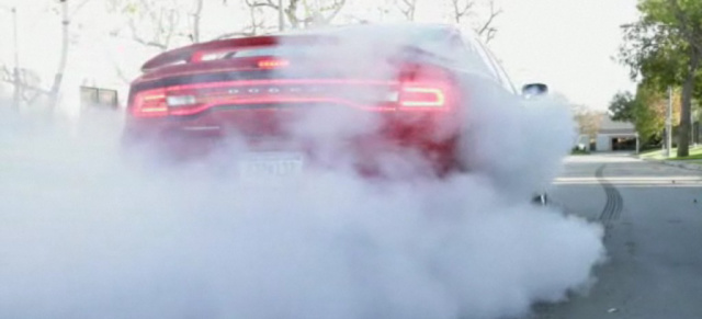 Jay Leno's Garage: 2011 Dodge Charger R/T: Video: Ralph Gilles zeigt Jay Leno wie man mit dem 2011 Dodge Charger R/T Burn-Outs macht