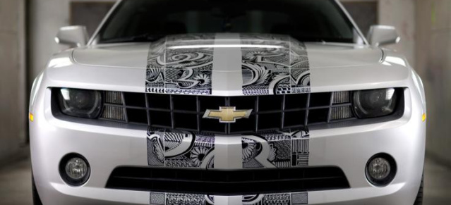 Künstler verschönert Chevrolet Camaro mit Edding Kunstwerk : Rallye Streifen auf einem US Car mal anders