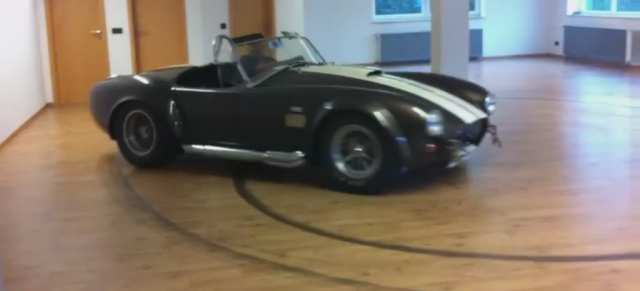 Video: Der Drift im Wohnzimmer  Platz ist in der kleinsten Hütte: AC Cobra dreht im Wohnzimmer Donuts