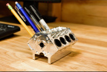 Ein Must-Have für V8 Fans: V8-Motorblock-Stifthalter