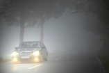 Ratgeber: Besser sehen und gesehen werden im Herbst: Am Tag mit Licht fahren - nicht nur bei Nebel.