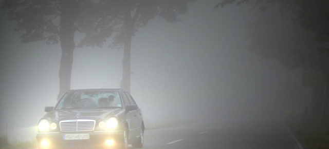 Ratgeber: Besser sehen und gesehen werden im Herbst: Am Tag mit Licht fahren - nicht nur bei Nebel.