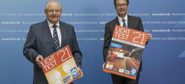 Licht-Test - Aktion im Oktober 2021: Noch-Bundesverkehrsminister Scheuer stellt neue Licht-Test-Plakette für 2021 vor