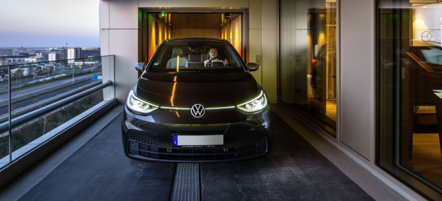 Das b’mine Hotel in Düsseldorf hat einen besonderen Hotelparkplatz: Mit dem Carlift in das CarLoft