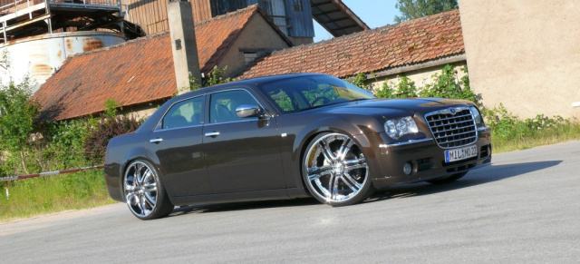 New School-Mopar: Chrysler 300C mit glänzendem Auftritt: Amerikanisches Auto im Luxus-Limousinen- und dezenten Tuning-Look