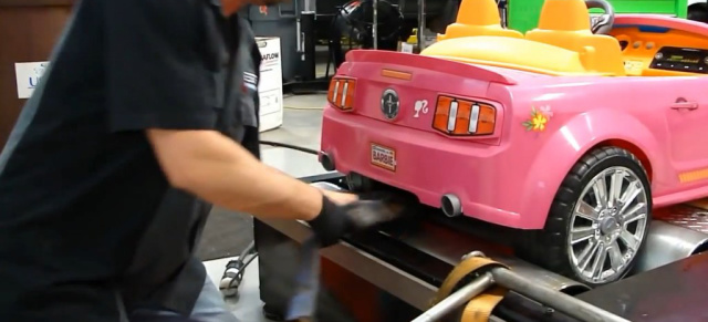Video: "Barbie"-Ford Mustang auf dem Leistungsprüfstand: Wieviel PS hat das Spielzeug US Car?