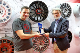 Pokalvergabe des 1. World Wheel Awards auf der Essen Motor Show: Felgenhersteller OZ ausgezeichnet!