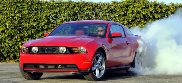 Neue Bilder: Ford Mustang 2010: Burn Out & Co.