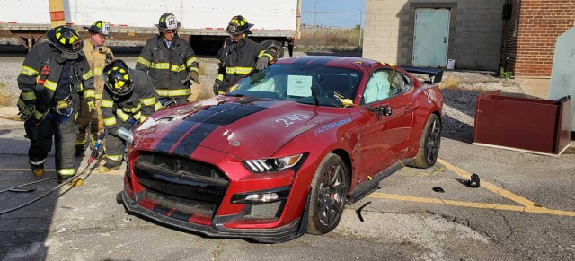 Sind die wahnsinng?: Feuerwehr zerstört 2020er Ford Shelby GT500 für Trainingszwecke