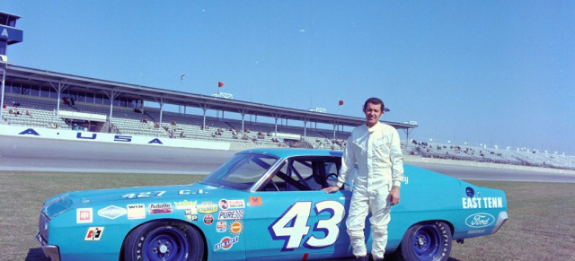 Richard Petty fährt Ford: NASCAR Legende mit No. 43