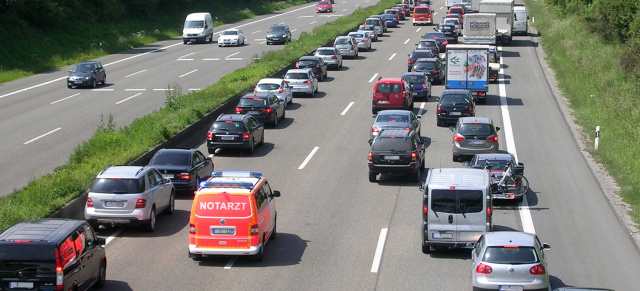 Bei Stau und stockendem Verkehr lebenswichtig!: So bildet man die Rettungsgasse!