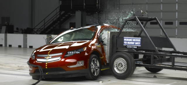 Feuer! Chevrolet Volt brennt nach Crashtest: IIHS testet auch Elektro- & Hybrid-Fahrzeuge auf Sicherheit