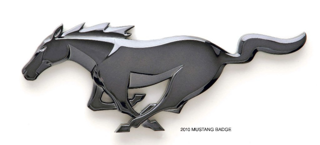 Neues Emblem für den Mustang: Ab 2010 wirkt das Badge sportlicher und muskulöser