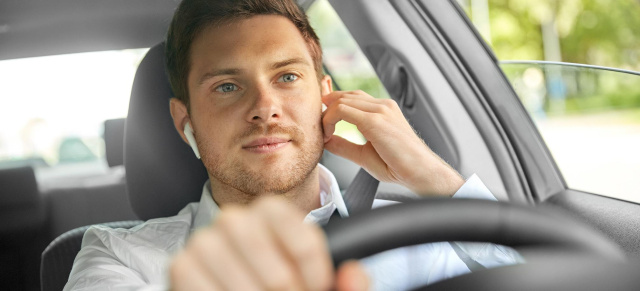 Ratgeber: Darum solltest du im Auto keine Kopfhörer tragen