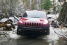 Probefahrt-Aktion: Jeep verwandelt Innenstadtstraße in Wildnis mit Bergfluss