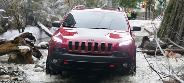 Probefahrt-Aktion: Jeep verwandelt Innenstadtstraße in Wildnis mit Bergfluss