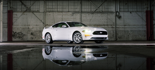 Triple White Huldigung: Neu: 2022er Ford Mustang Coupé Ice White Edition