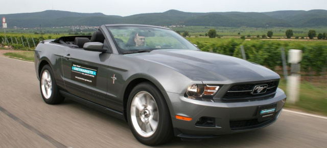 AmeriCar.de-Fahrbericht: 2010er Ford Mustang V6 Premium Cabriolet: Rechtzeitig zum Sommer kommt das beliebte US Car als Cabriolet nach Deutschland
