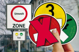 Umweltzonen: Ab Januar sperren weitere Innenstädte Fahrzeuge mit roter Plakette aus: Mit der roten Umweltplakette darf man in viele Städte nicht mehr einfahren.