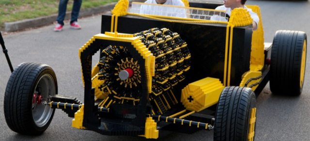 Das wünscht sich Daddy zu Weihnachten! Fahrender Lego Hot Rod: Fährt aus eigener Kraft: 1:1 Lego-Auto mit Luftmotor (Video)